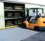 自動車部品棚の倉庫でのフォークリフトスリップ防止施工例。鉄板(縞鋼板)・コンクリート・木材・タイルなどのすべり止めペンキ塗料(無溶剤)です。フォークリフト・自動車・ダンプトラック・自転車・歩行者の滑り止め/スリップ防止に使用できます。雨天にスリップする危険な場所に。(食品工場に対応) 部品棚倉庫の坂道でのフォークリフトスリップ防止施工例。鉄板(縞鋼板)・コンクリート・木材・タイルなどのすべり止めペンキ塗料(無溶剤)です。フォークリフト・自動車・ダンプトラック・自転車・歩行者の滑り止め/スリップ防止に。