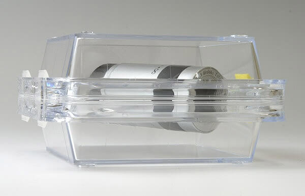 クリーンルーム用の衝撃吸収ケースは、フィルムで挟んで保護する容器です。