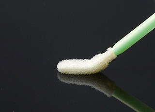 クリーンルームで使う綿棒は、紙粉や糸くずが出ない低発塵のスティッククリーナーです。
