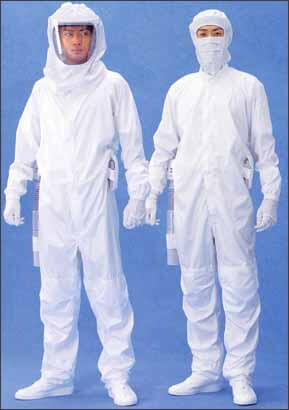 クリーンルーム用作業服は、ゴミやホコリが出ない無塵衣のツナギを着用します。