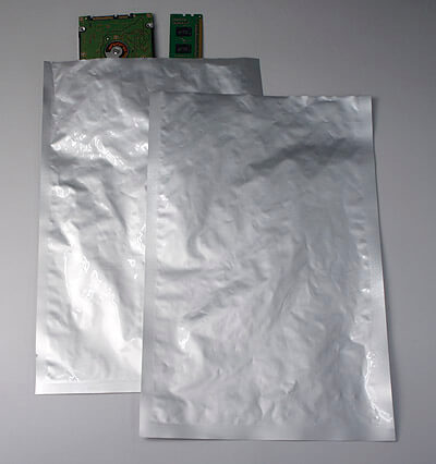 内側が静電気帯電防止のアルミ袋は、脱酸素剤が使えて遮光性がある防湿バリヤー袋です。