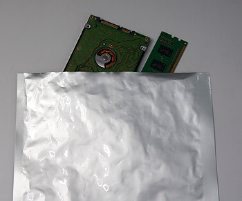 ESD静電気対策のアルミ袋は、電子部品や粉体の保管に使う防湿・酸素透過防止の遮光袋です。