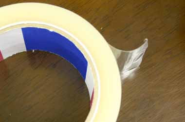 手で切れるOPPテープは、切れ端が外側にめくれ上がって剥がしやすい透明テープです。